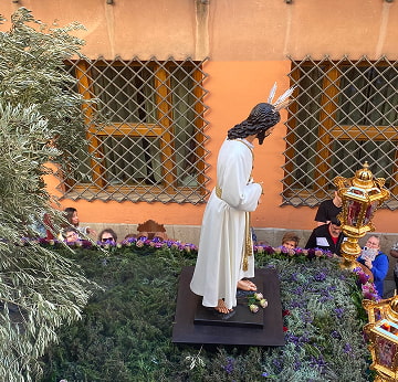 Review the routes Procession passing beneath Mosaiko Homes