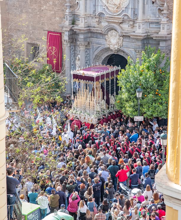 Holy Wednesday and Thursday Procession of a virgin entering the church