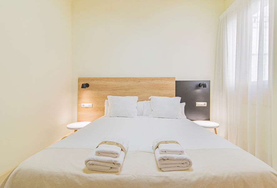 Apartamento Basic King 3 Habitación con cama King Size y cabecero de madera