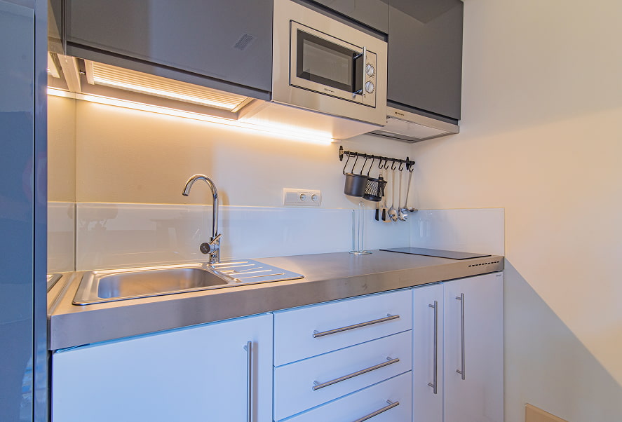 Apartamento Basic King 6 Cocina completa equipada con microondas, fogones y menaje