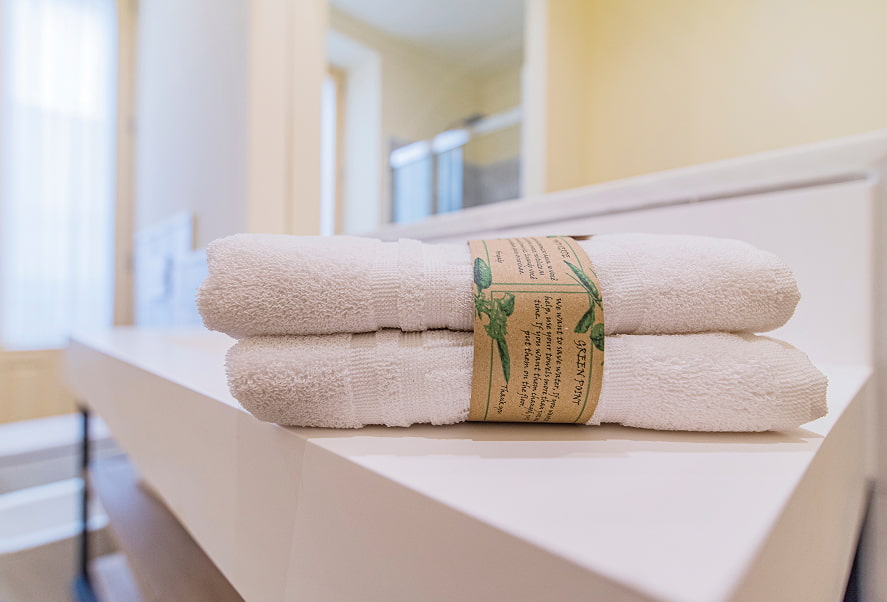 Apartamento Basic King 9 Pack de toallas sobre la encimera del baño