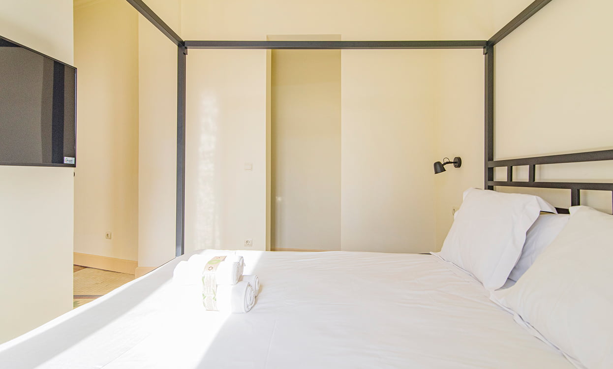 Galería 15 Cama con dosel y TV de pantalla plana