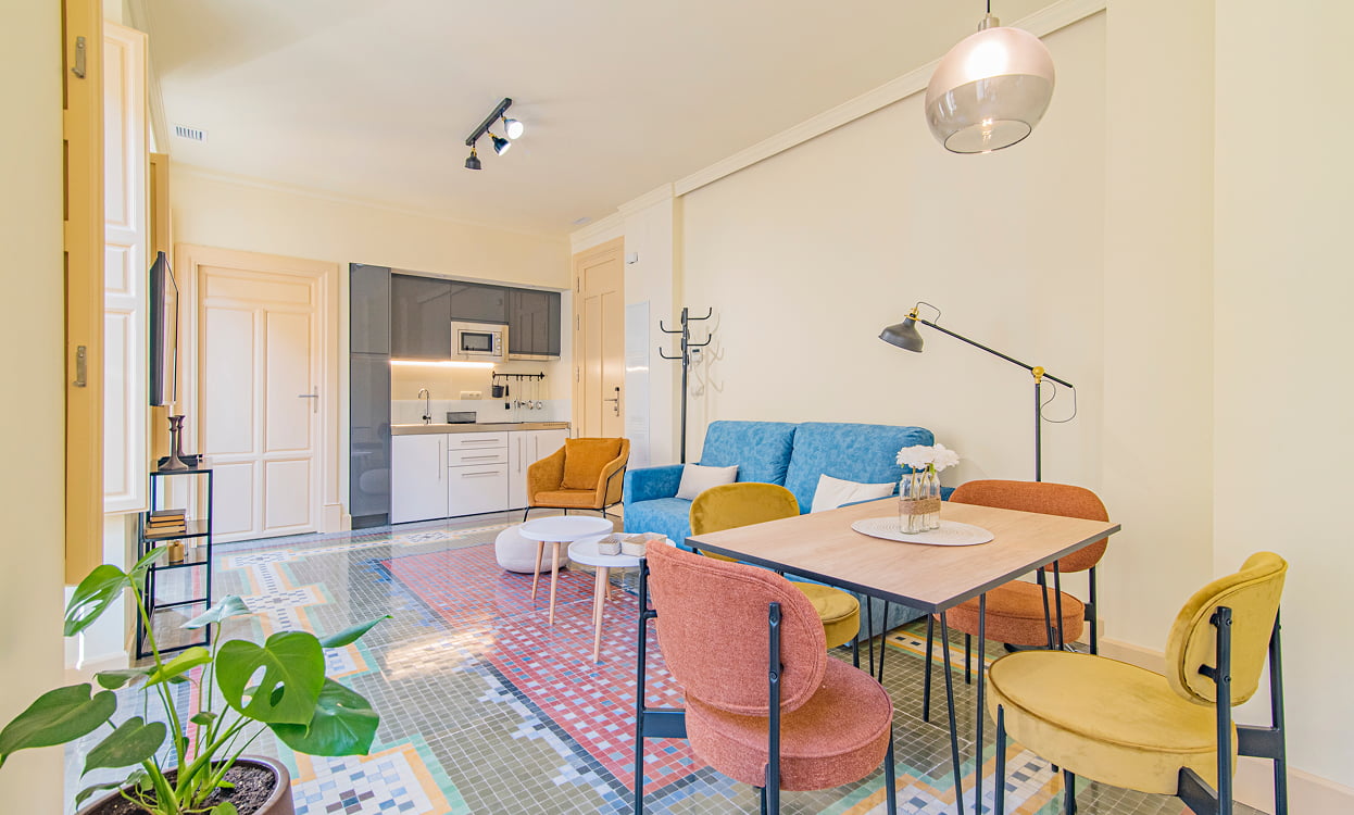 Galería 19 Apartamento con cocina vista y mobiliario de diseño