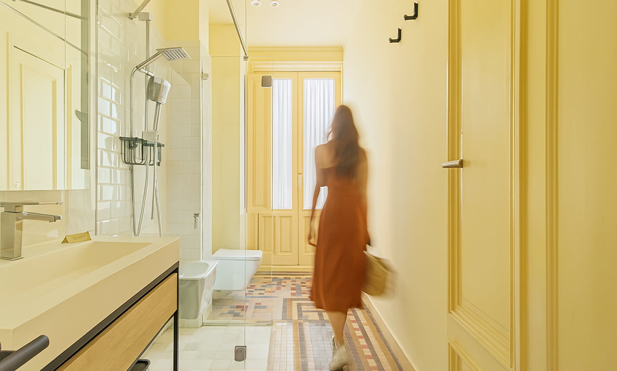 Galería 2 Mujer andando por el pasillo de uno de los apartamentos