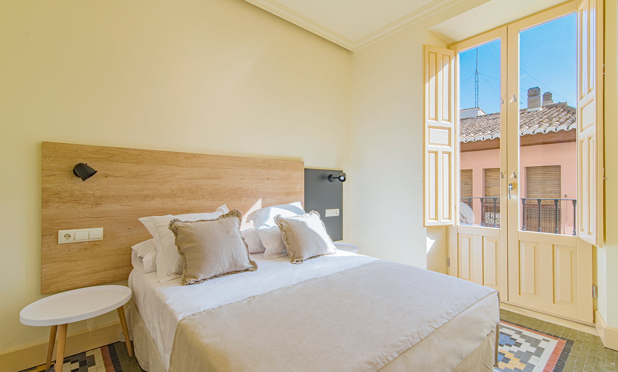 Galería 24 Habitación doble exterior con vistas a las calles de Granada