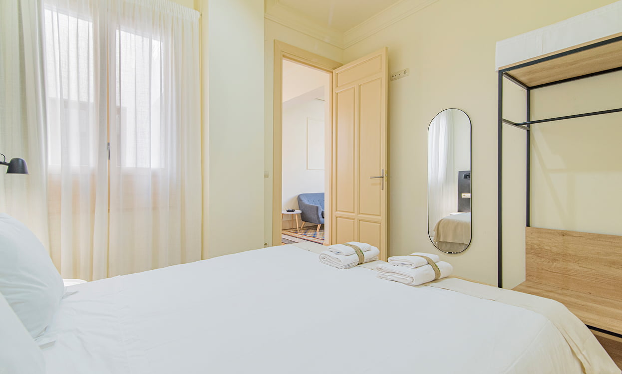 Galería 28 Dormitorio doble decorado en tonos blancos y crema