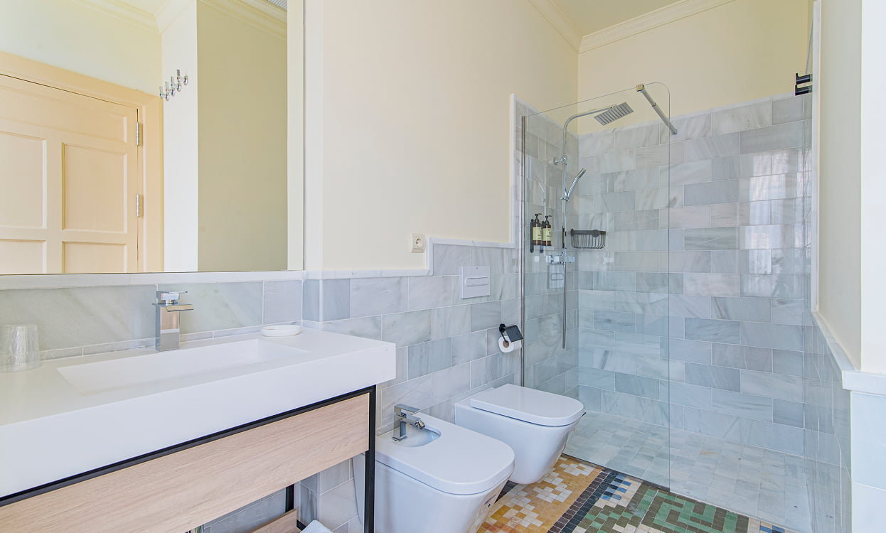 Galería 30 Baño completo con ducha y suelos de mosaico