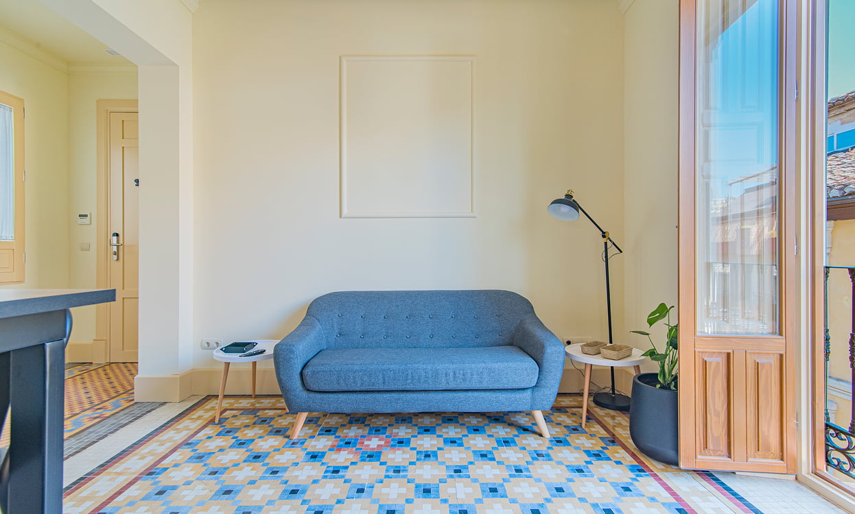 Galería 7 Moderno sofá de color azul junto a la ventana