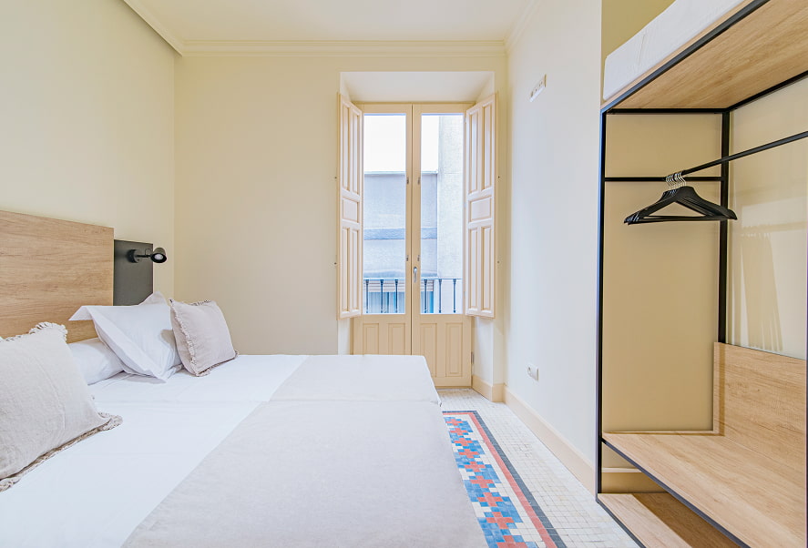 Apartamento Twin Standard 3 Vista lateral de la habitación, con armario abierto