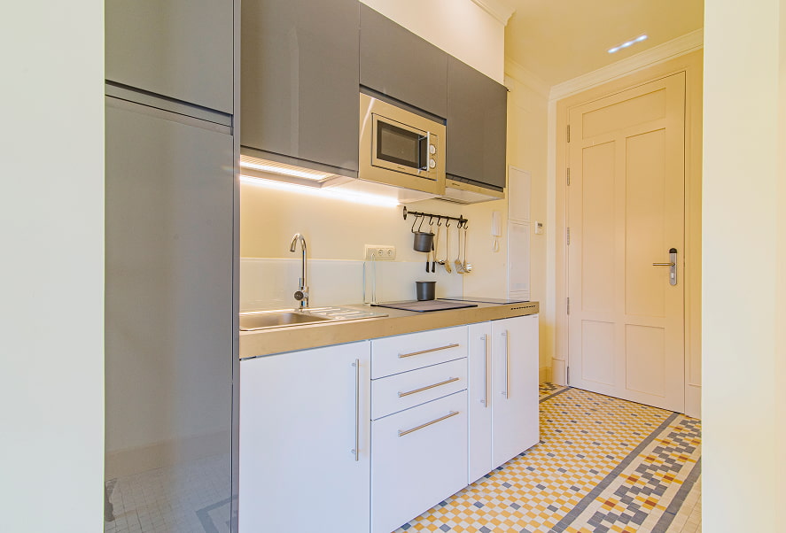 Apartamento Standard 3 Cocina equipada con microondas, fogones y menaje de cocina