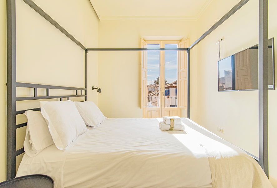 Apartamento Penthouse Suite 3 Vita lateral del dormitorio doble con dosel, con vistas a la ciudad