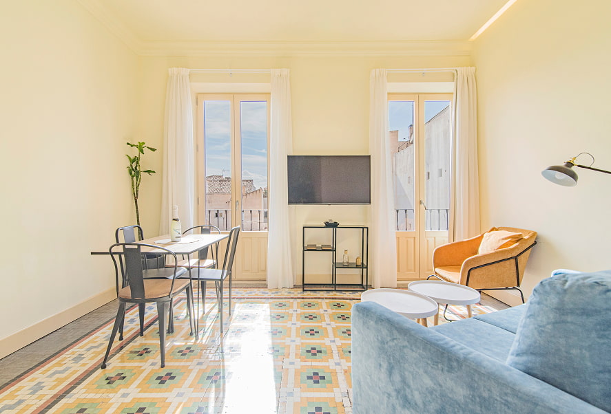 Apartamento Penthouse Suite 5 Zona de comedor con dos ventanales al fondo