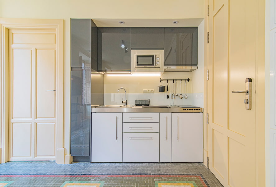 Apartamento Suite 3 Cocina equipada con microondas, fogones y menaje de cocina