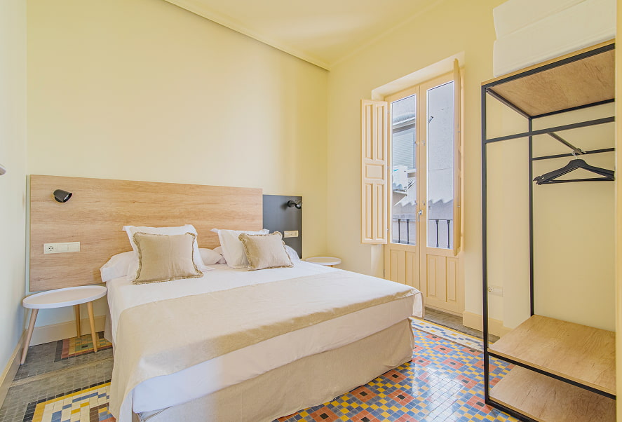 Apartamento Superior King 2 Habitación con cama King Size y cabecero de madera