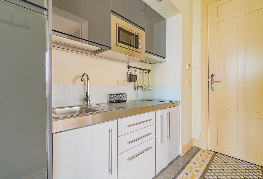 Apartamento Superior King 4 Cocina equipada con microondas, fogones y menaje de cocina