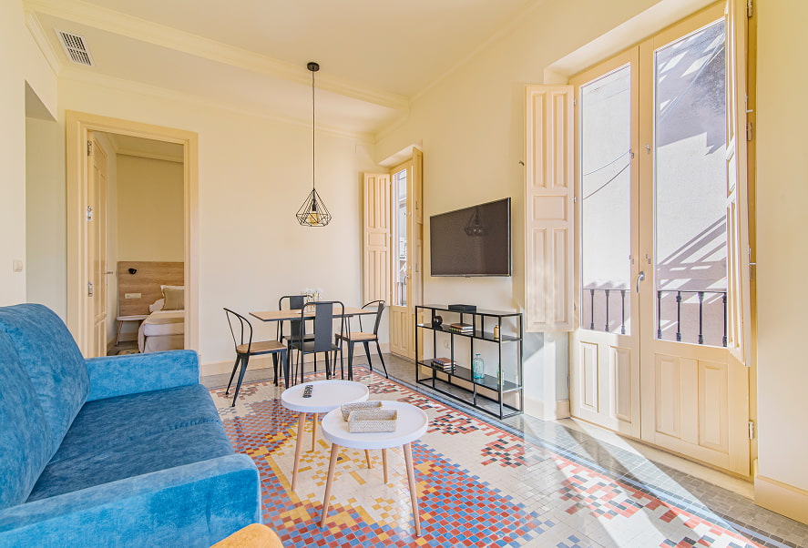 Apartamento Superior King 6 Zona de estar con muebles de diseño y suelos de mosaico