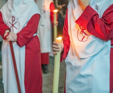 Nazarenos con túnica blanca y roja Nazarenos con túnica blanca y roja